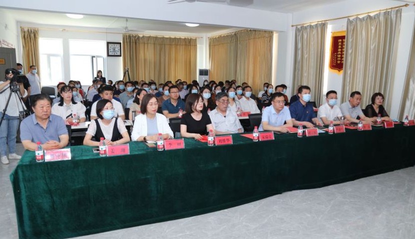 诸城市家校社共育工作委员会成立暨揭牌仪式在龙海文苑幸福空间举行
