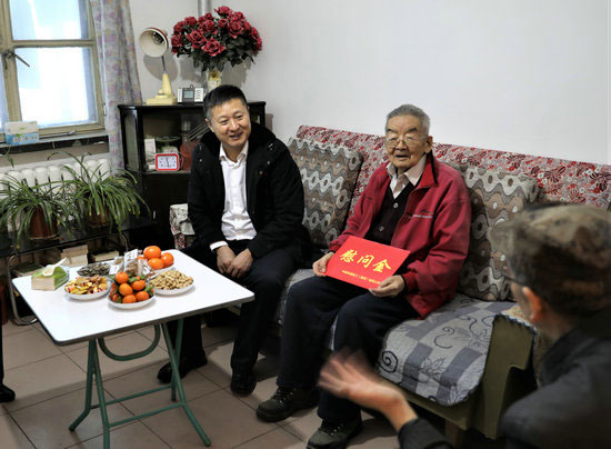 集团领导走访慰问离退休老干部、劳动模范和困难职工