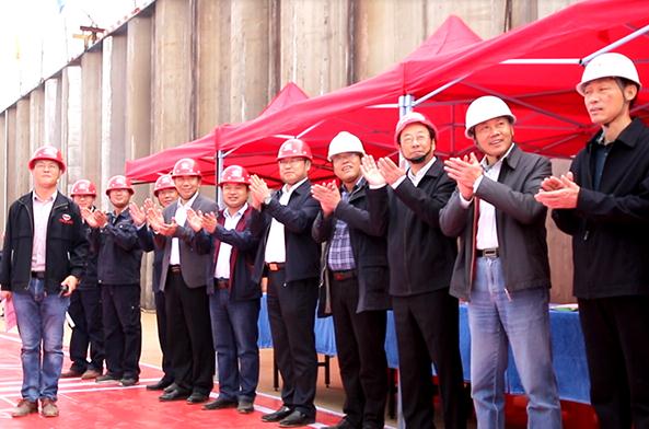 世界最大跨度通水通航钢结构渡槽 ——引江济淮工程淠河总干渠渡槽左幅顺利合龙