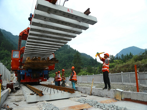 渝怀铁路涪秀二线涪陵至中嘴段顺利实现轨通