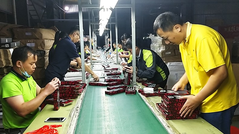 撸起袖子加油干 齐心协力赶生产