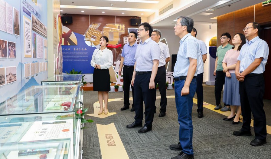 中江国际集团董事长宋勤波参观建设集团60周年主题展览