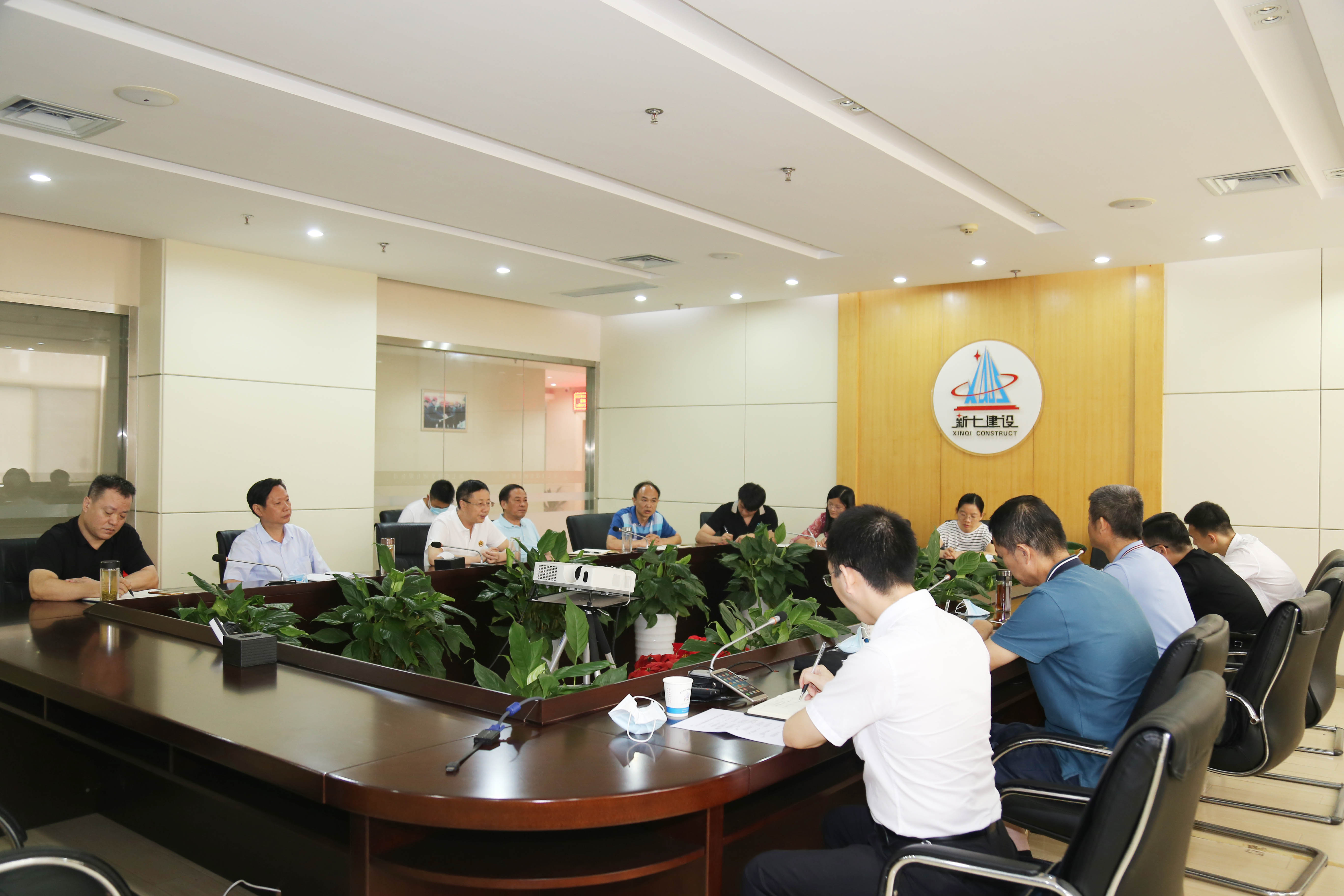 区法院院长杨俊广一行到新七建设公司调研