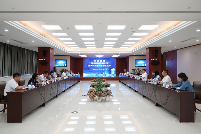 广西建工集团公司与广西投资集团举行工作会谈