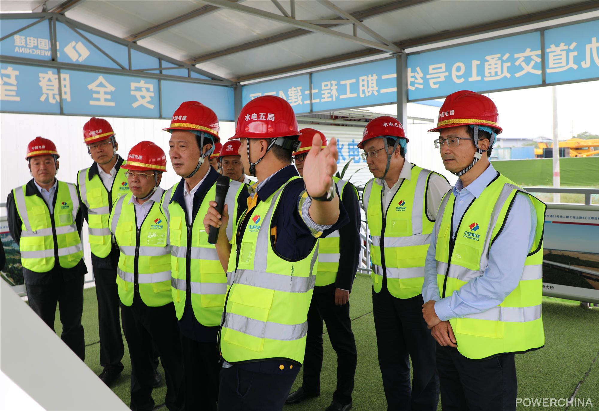 丁焰章到成都地铁19号线督导安全生产