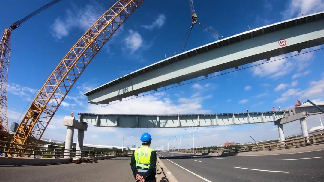 上海发布：东海大桥首次上跨大桥施工！这个重要通道建设迈出关键一步
