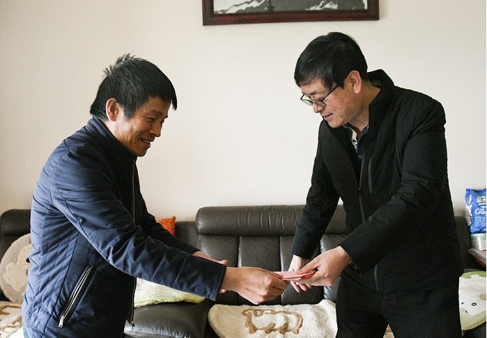 王峥走访慰问集团老领导和困难职工