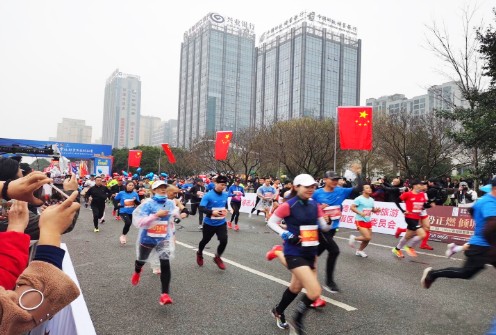 2020常德柳叶湖马拉松赛激情开跑