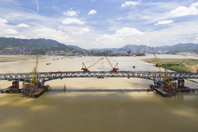 中交二航局承建的国内跨径最大变高度连续钢桁结合梁桥主桥成功合龙