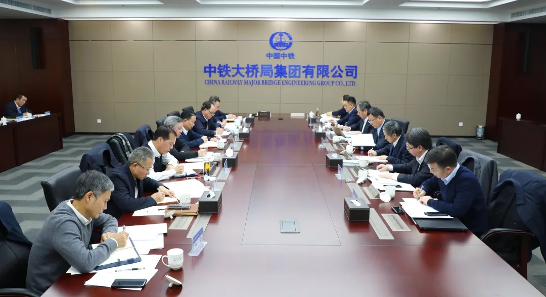 陈文健到中铁大桥局开展工作调研