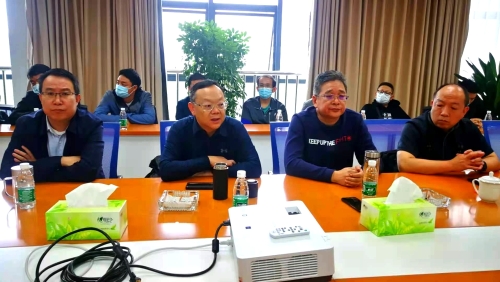 王曙平看望慰问“双节”期间坚守工作岗位职工代表