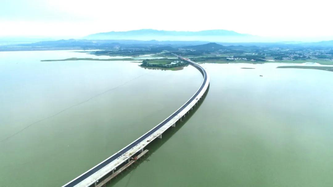 攻坚克难，鄱阳湖上现“长龙”
