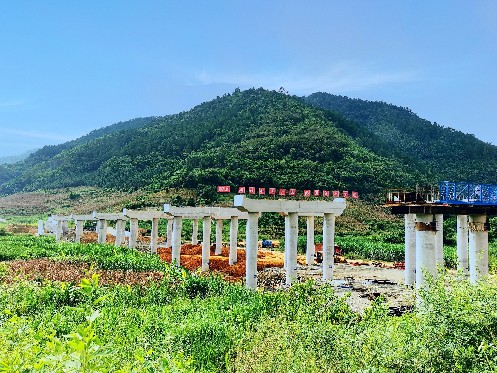 山乡铺就“康庄路”