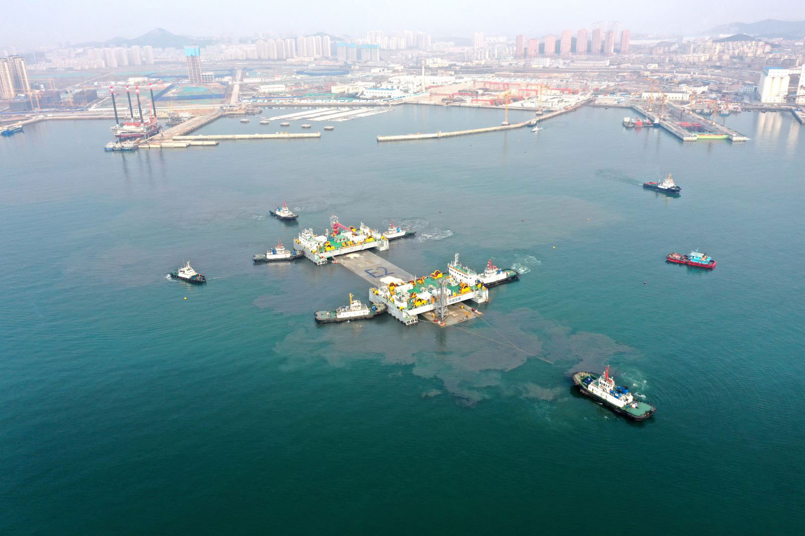 大连湾海底隧道首个标准管节顺利对接