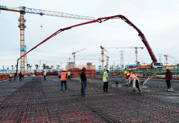 中建六局华南公司合肥西城菊苑项目南区首块地下室顶板开始浇筑