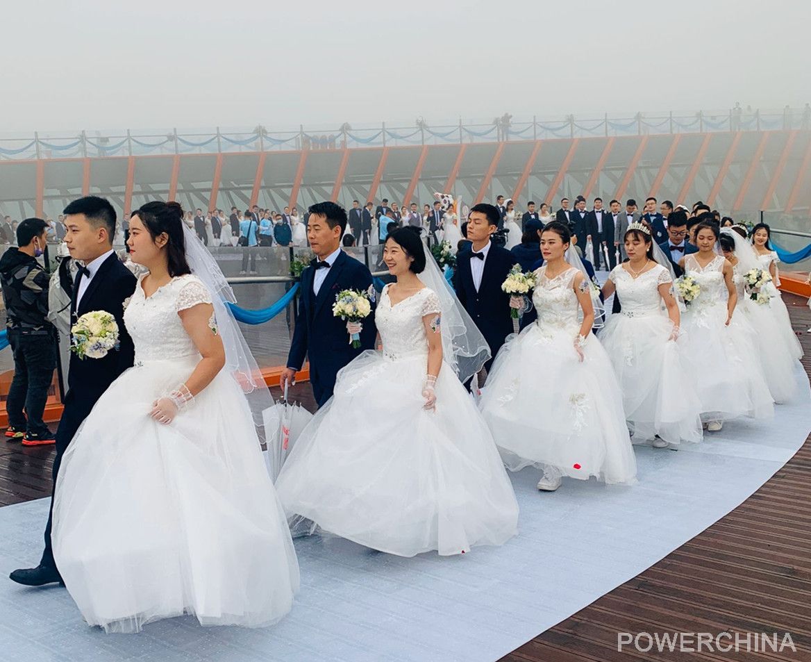 中水电七局公司新人职工集体婚礼“旭日云海”共同见证