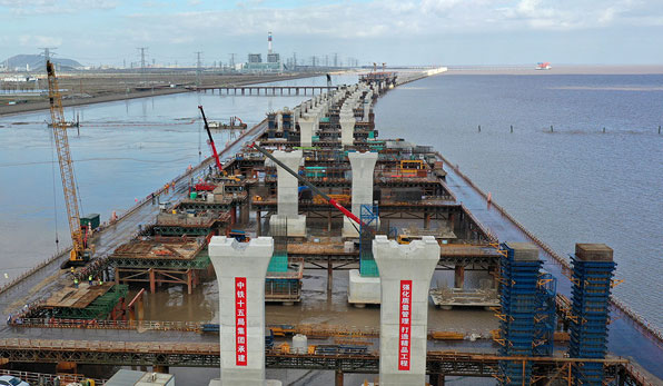 杭甬复线滨海高架海底桩基完工，即将牵手亚洲最大的海上互通枢纽