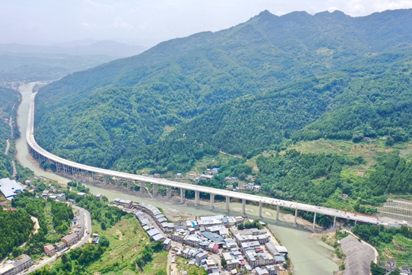 重庆城开高速温泉特大桥贯通
