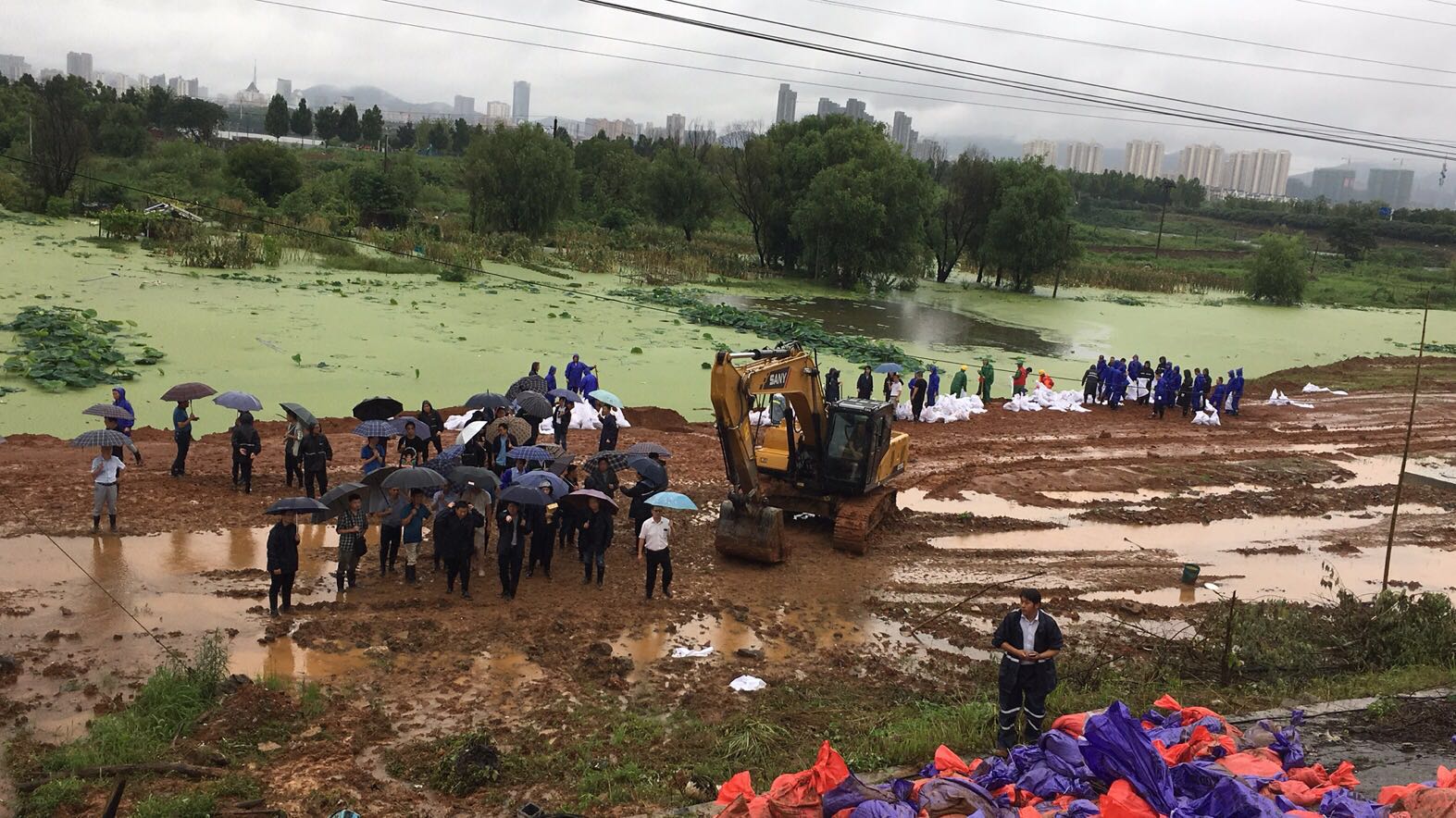 公司积极参与防汛抢险工作