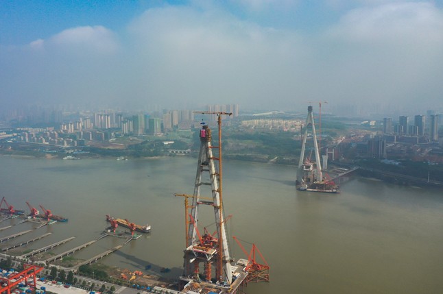 世界最大跨度公轨共建钢桁梁斜拉桥主塔成功封顶