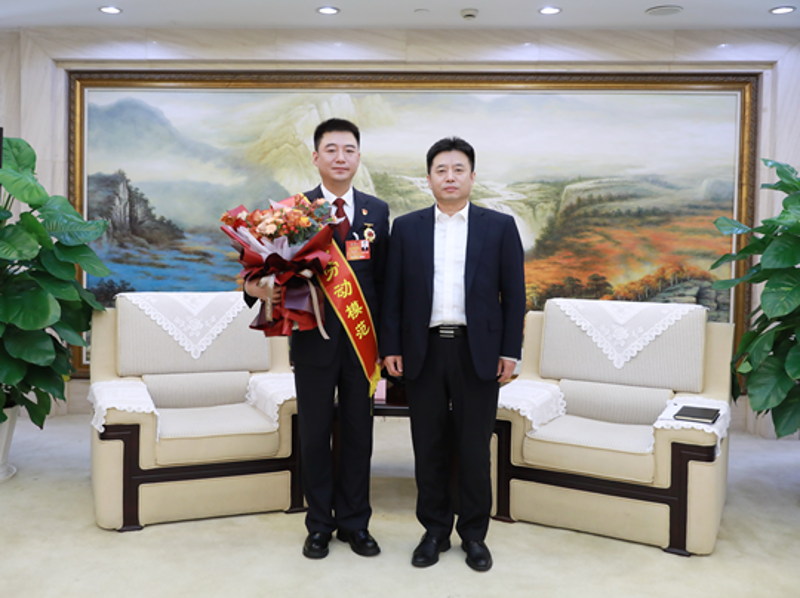 王振智亲切接见全国劳动模范李伟伟