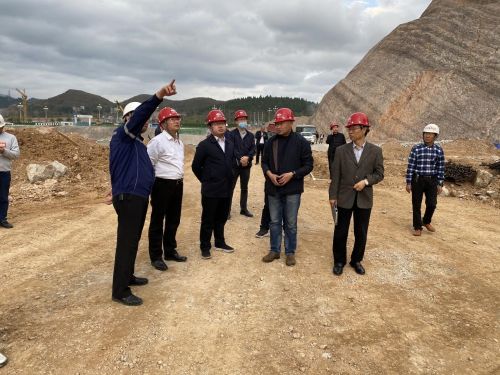 凯里市委书记向必武一行到凯里市第一人民医院搬迁建设项目调研指导工作