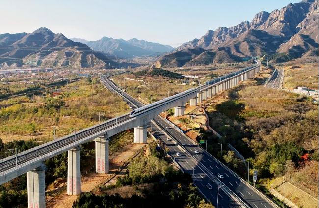 中国中铁：智能高铁建设的“排头兵”