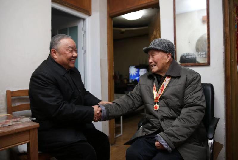 万象迎春绘幸福 程并强一行节前慰问老员工
