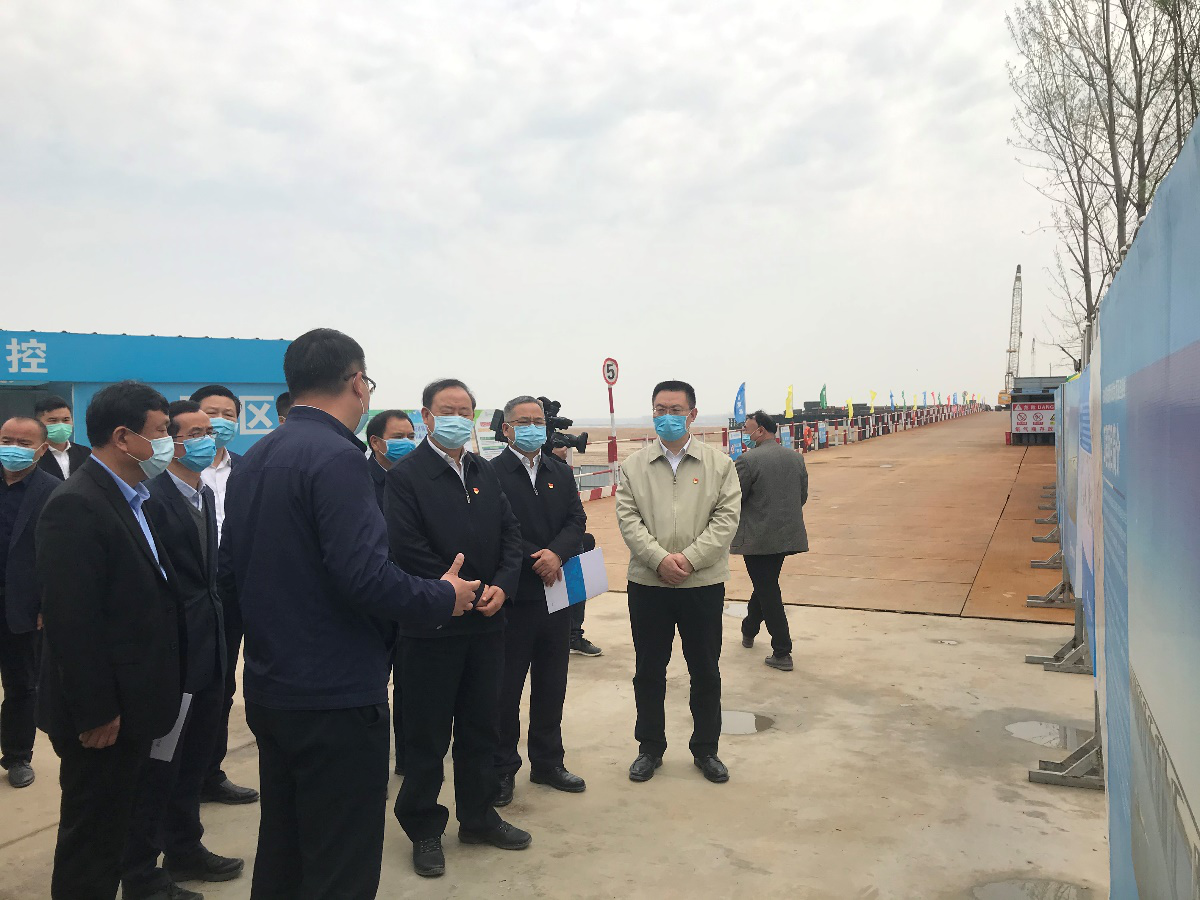 河南濮阳市委书记宋殿宇一行到中建六局陆海投资公司S304黄河大桥项目调研