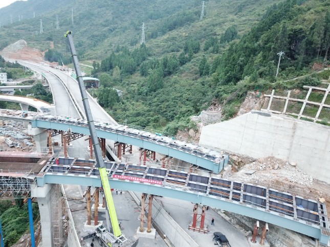 重遵高速公路项目钢箱梁全部完成吊装施工
