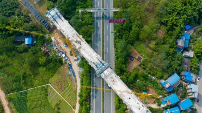 重庆铁路枢纽东环线白瓦房1号右线特大桥架设完成