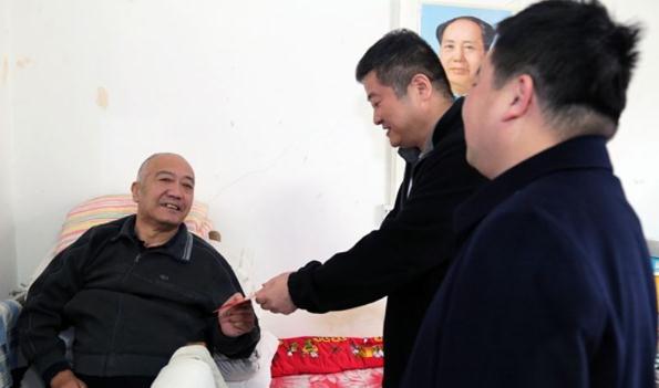 公司领导走访慰问困难职工