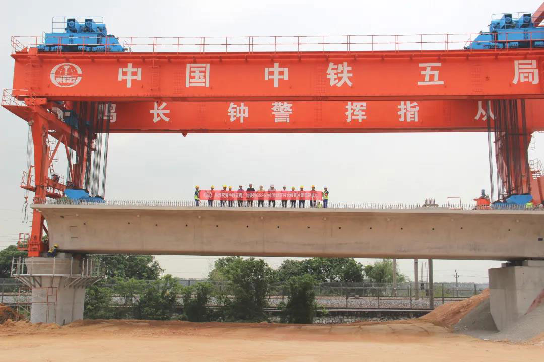 广汕铁路西福河特大桥首片梁成功架设