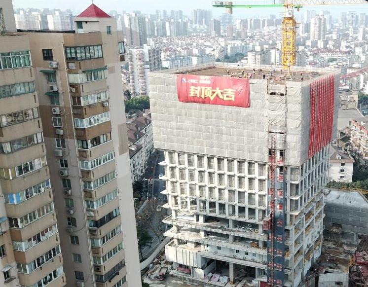  虹口竑杉湾项目塔楼顺利封顶