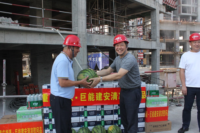 李永强前往公司凤鸣朝阳项目送清凉