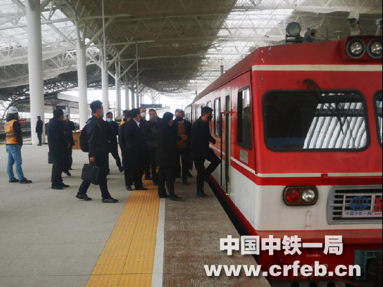 中国铁路上海局集团有限公司总经理应慧刚到沪通铁路检查指导工作