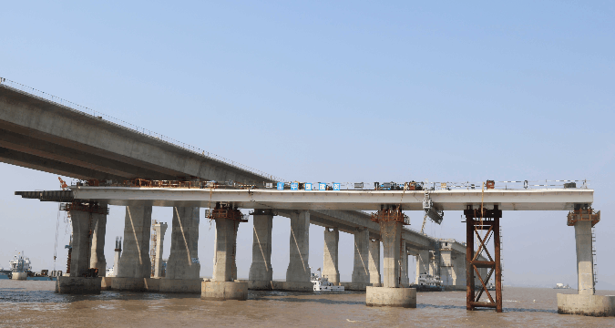 中国建筑实现海上首次顶推钢箱梁施工