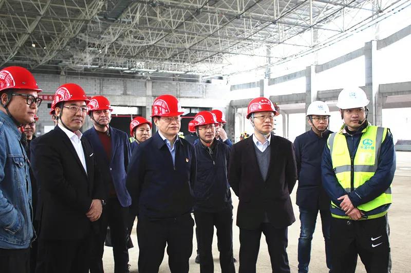 上海铁路局工会主席何元庆一行到安九铁路站房太湖南站检查指导工作