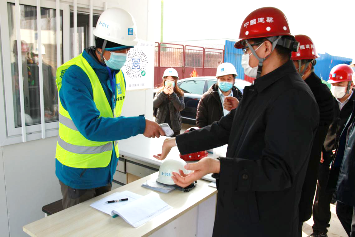 张爱民一行到中建六局水利水电公司青排渠北丰产河连通工程检查疫情防控和开复工情况