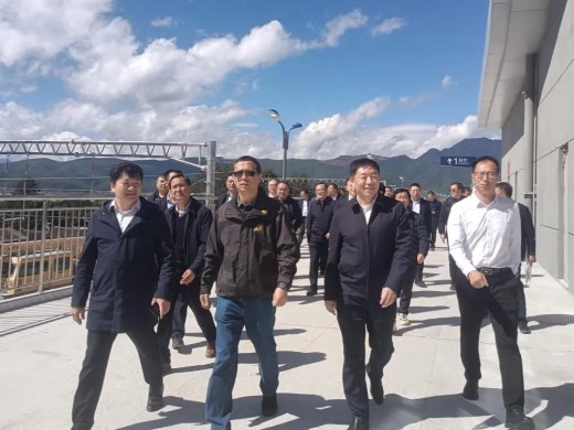 郑军陪同中国铁路昆明局集团有限公司党委书记、董事长王耕捷到丽香铁路站后工程项目调研