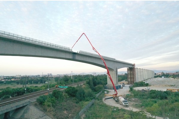 福厦高铁跨杭深铁路转体连续梁成功合龙
