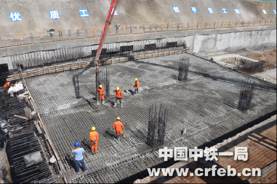 中铁一局四公司洛阳地铁2号线项目隋唐城站西侧物业首块底板浇筑完成
