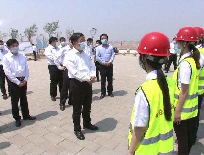河北省委书记、省人大常委会主任王东峰到滹沱河生态修复施工现场慰问一线劳动者