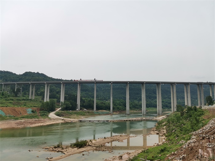 打通革命老区脱贫路，巴万高速通江河特大桥全桥贯通