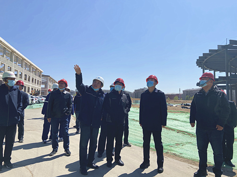 包头市人社局党组书记、局长李新亮一行到高技能人才公共实训基地项目调研