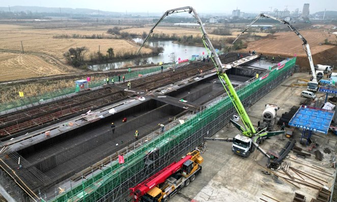 含山龙亢路西延伸项目龙亢二桥右幅箱梁浇筑