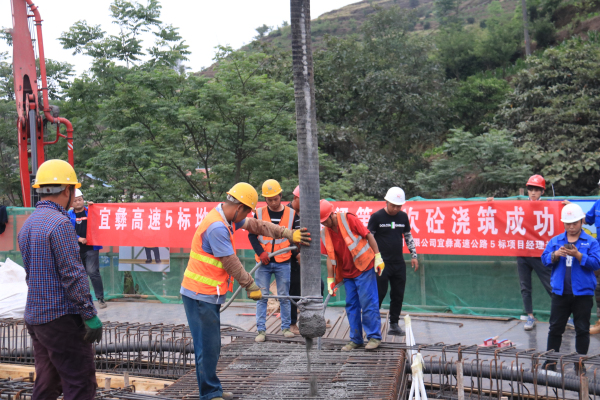 中铁七局宜彝高速5标首联现浇箱梁混凝土浇筑成功