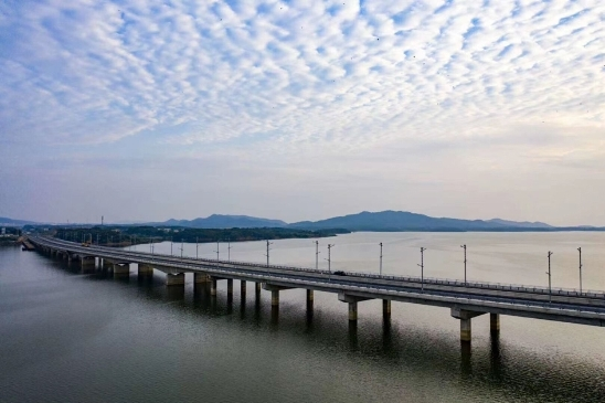 新妙湖特大桥建成通车