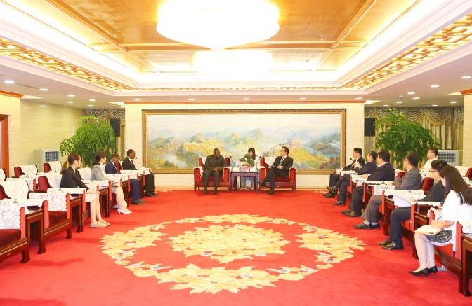 张孟星会见津巴布韦外交与国际贸易部副部长大卫·穆萨巴亚纳
