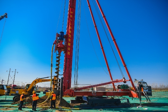 雄安新区在建项目“再落一子” 雄安站枢纽片区市政道路、综合管廊、排水管网系统工程二标段首桩开钻